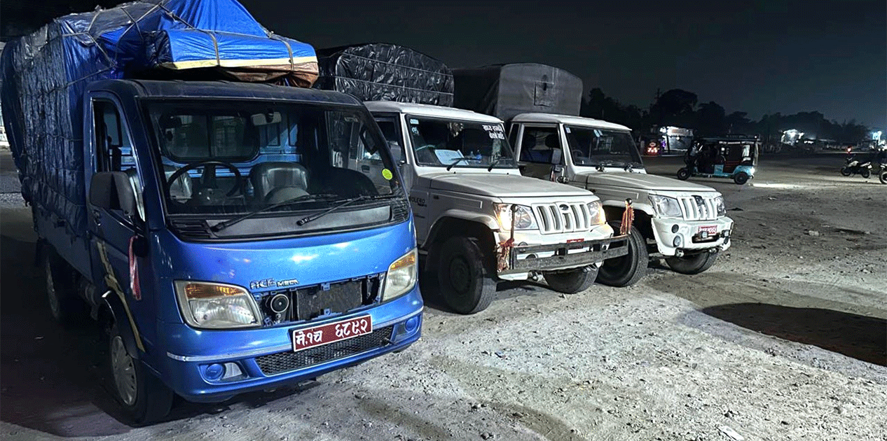 झापामा तीन सवारीसहित ठूलो परिमाणको अवैध सामान नियन्त्रण