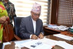 पदभार ग्रहण गर्दै गर्दा अर्थमन्त्री खनालमाथि आक्रमण