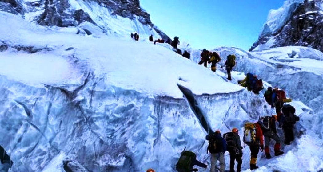 यसवर्षका लागि सगरमाथा आरोहणको ढोका खुल्यो, चार सय २१ आरोही चुचुरो पुग्ने तयारीमा