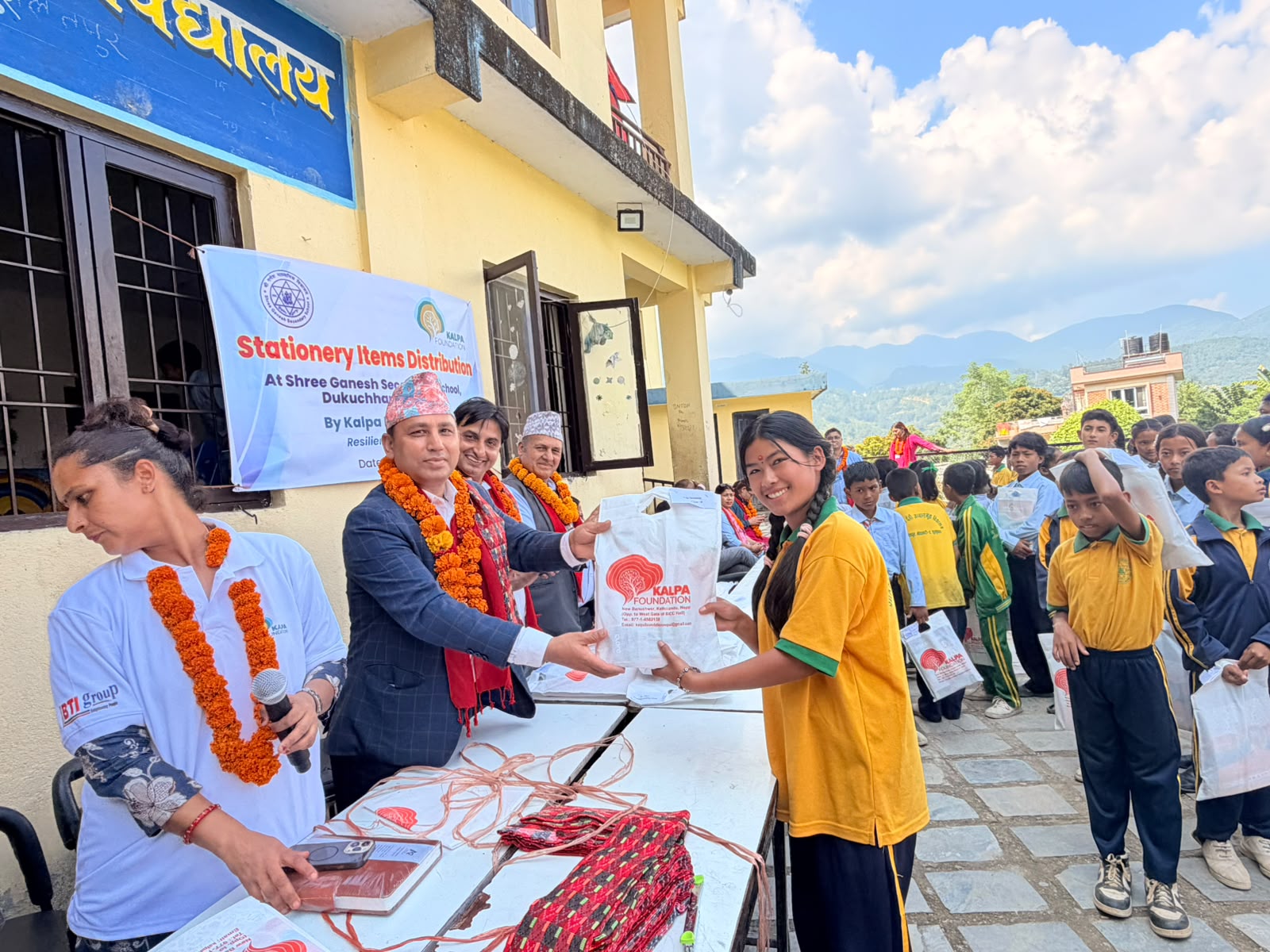 कल्प फाउन्डेसनद्वारा गणेश माविका विद्यार्थीलाई शैक्षिक सामग्री सहयोग