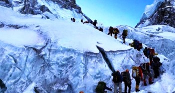 यसवर्षका लागि सगरमाथा आरोहणको ढोका खुल्यो, चार सय २१ आरोही चुचुरो पुग्ने तयारीमा