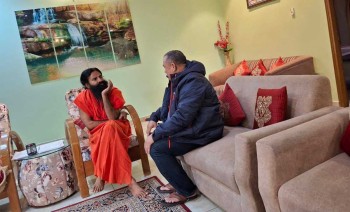 मुख्यमन्त्री शाहद्वारा स्वामी रामदेव र आचार्य बालकृष्णसँग धार्मिक पर्यटनबारे संवाद