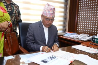 पदभार ग्रहण गर्दै गर्दा अर्थमन्त्री खनालमाथि आक्रमण
