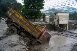 मुख्य सडक बन्द भएपछि राहत ढुवानीमा सकस, वैकल्पिक बाटो साँघुरो र चिप्लो