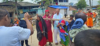 वर्षा नपरेपछि नेताहरू हलो जोत्न उत्रिए!