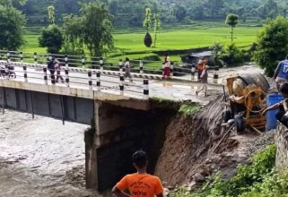 रामेछापको भटौली पुल डुब्नै लाग्यो! काठमाडौं जाने वैकल्पिक बाटो संकटमा