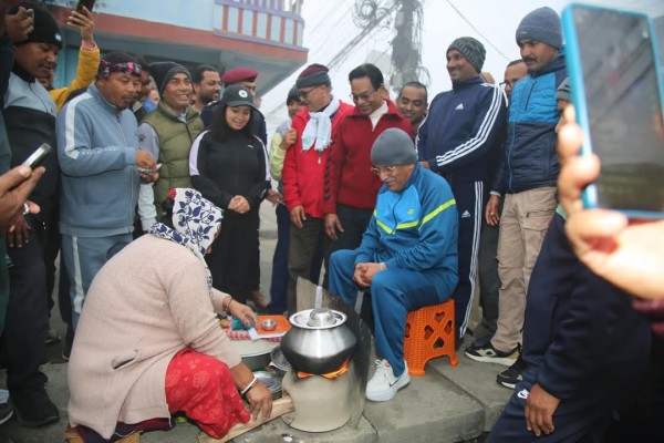 विराटनगरको बाक्लो हुस्सुमा प्रचण्डको मर्निङवाक, बाटोमा बसेर भक्का खाए
