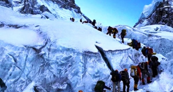 यसवर्षका लागि सगरमाथा आरोहणको ढोका खुल्यो, चार सय २१ आरोही चुचुरो पुग्ने तयारीमा