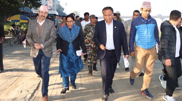 नारायणी सिग्नेचर पुलको निर्माणस्थलमा मन्त्री घिसिङको निरीक्षण
