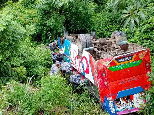 तनहुँको ऐना पहरामा यात्रुबाहक बस दुर्घटना