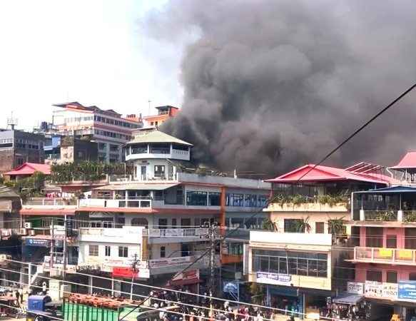 इटहरीको पूर्वाञ्चल क्याफेमा आगलागी, आसपासका घर–पसल जोखिममा