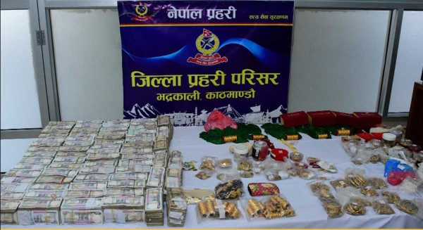 सामाखुसीबाट करोडौँ नगद र सुन बरामद, ७७ वर्षीय वृद्ध राजस्व विभागमा