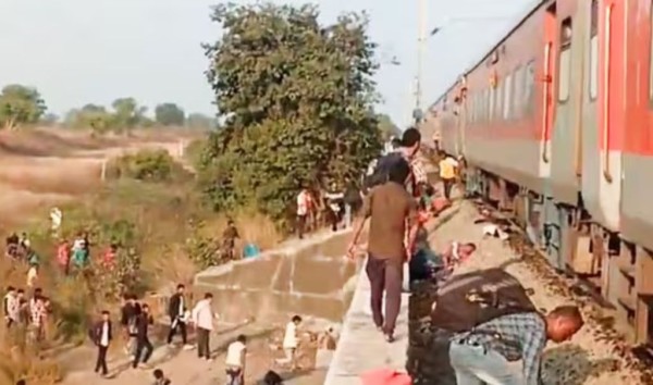 भारतमा भएको रेल दुर्घटनामा तीन नेपालीको मृत्यु भएको पुष्टि, मृतकको संख्या १२ पुग्यो