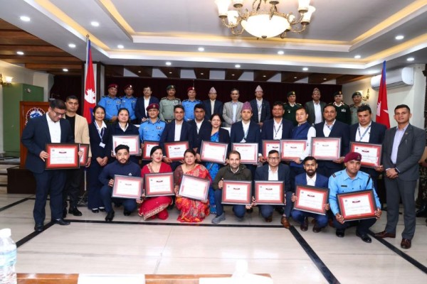 गृहमन्त्री ओमप्रकाश अर्यालद्वारा निर्वाचन सफलतामा योगदान गर्ने सुरक्षा निकाय सम्मानित