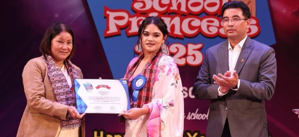स्वस्तीश्री आईबी स्कूलकी  प्राशियाले  जितिन् मस्ट पपुलर अवार्डसहित सुन्दरीको ताज  