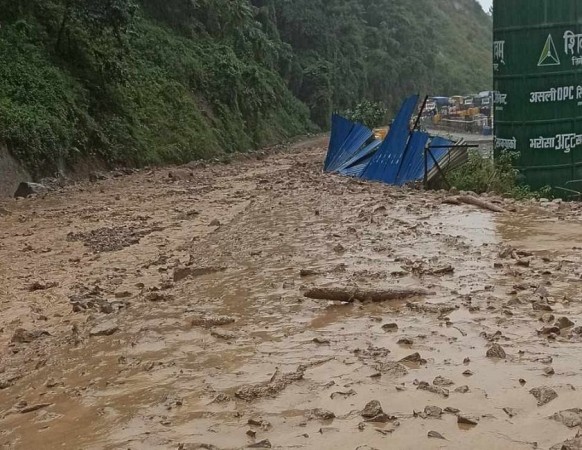मुग्लिन –नागढुङ्गा सडकमा सवारी साधन सञ्चालनमा रोक