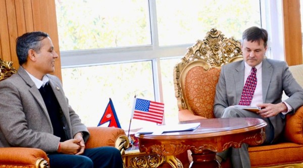 अमेरिकी कार्यवाहक राजदूत अर्बम र  गृहमन्त्री अर्यालबीच शिष्टाचार भेट