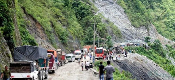 निर्माण सुस्त हुँदा मुख्य राजमार्गमा यात्रा गर्नै असहज