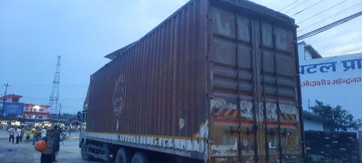 धनगढीमा भारतीय कन्टेनर र २५ लाखभन्दा बढीको कपडा बरामद