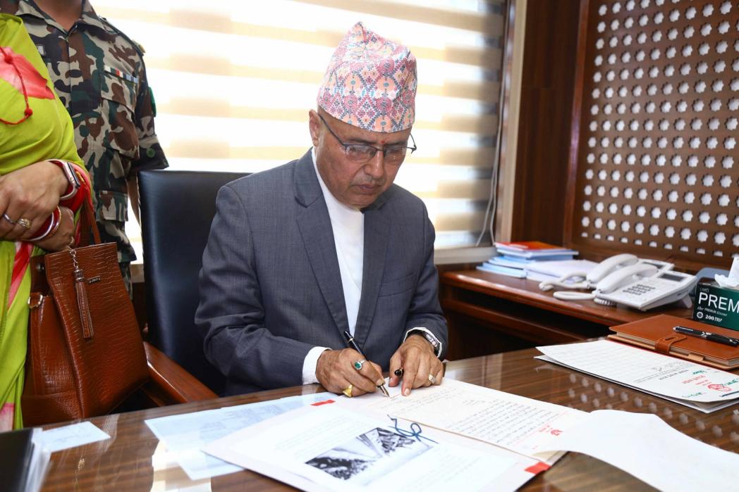 पदभार ग्रहण गर्दै गर्दा अर्थमन्त्री खनालमाथि आक्रमण
