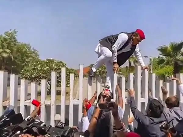 eds-grab-via-samajwadiparty-lucknow-samajwadi-party-chief-akhilesh-yadav--1754904509.webp
