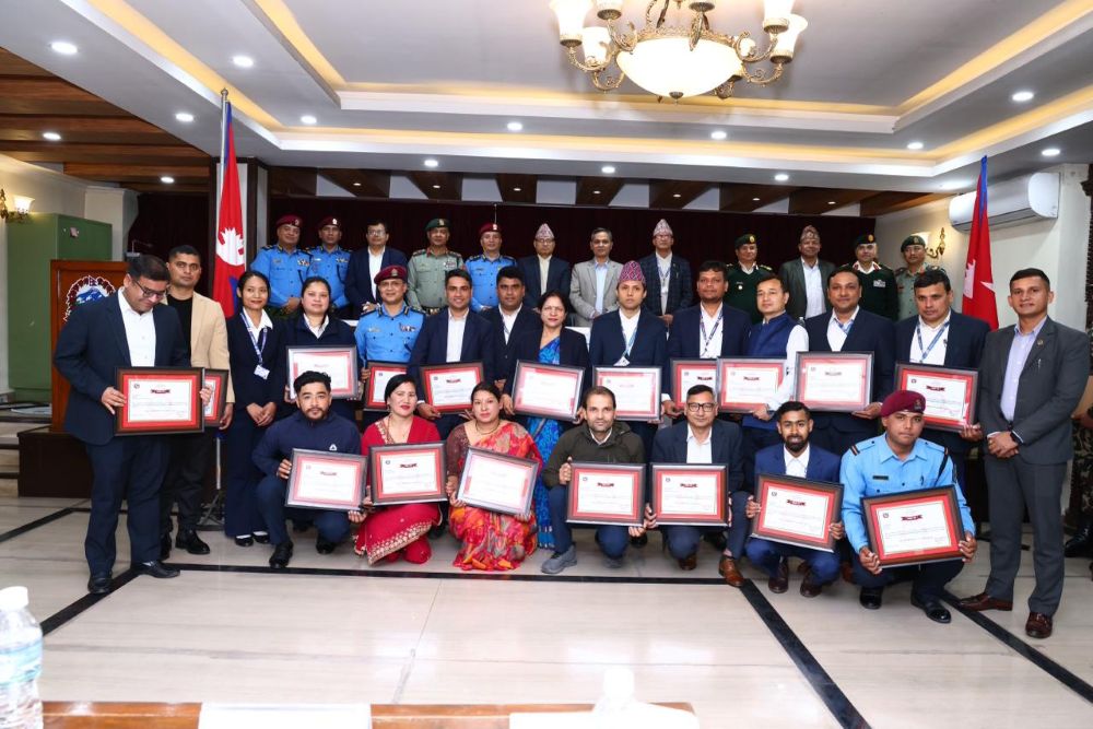 गृहमन्त्री ओमप्रकाश अर्यालद्वारा निर्वाचन सफलतामा योगदान गर्ने सुरक्षा निकाय सम्मानित