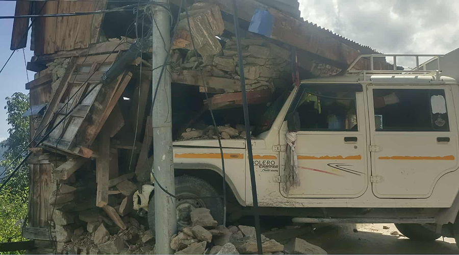 हुम्लाको सिमकोटमा जिप घरमा ठोकिँदा चालक घाइते