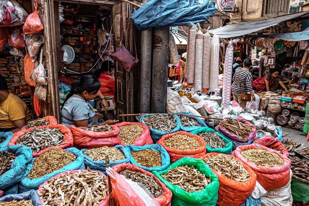 दशैँअघिको संकटः निषेधाज्ञा र कफ्र्युकै बीच सर्वसाधारण महँगीको मारमा