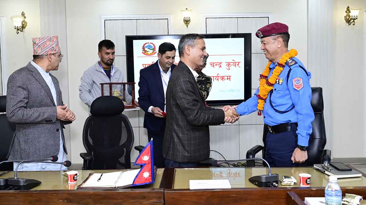 गृहमन्त्री अर्यालद्वारा प्रहरी प्रमुख खापुङलाई बिदाइ