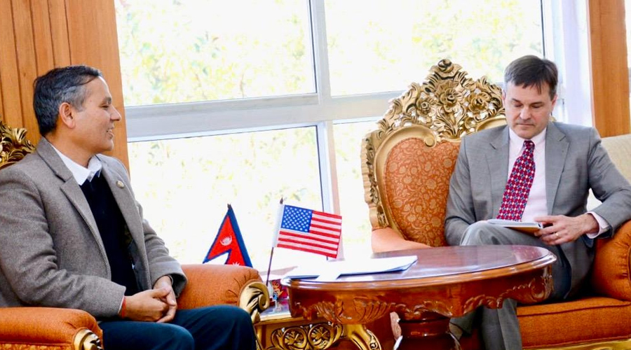 अमेरिकी कार्यवाहक राजदूत अर्बम र  गृहमन्त्री अर्यालबीच शिष्टाचार भेट