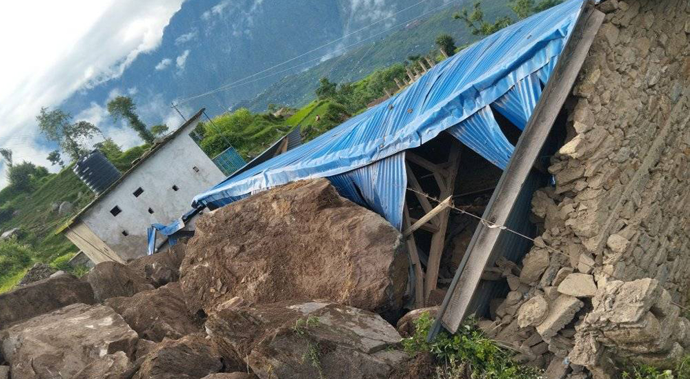 कालीकोटमा पहिरोले विद्यालय भवन पुर्यो, कक्षामा अवरोध