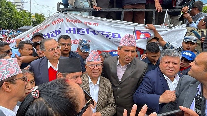 आन्दोलनमा  ऐक्यबद्धता जनाउन पुगेका समाजवादीका नेतालाई शिक्षकहरुले यसो भने